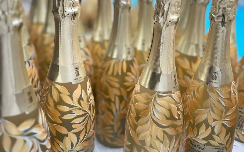 Garrafas com folhagem dourada pintada à mão