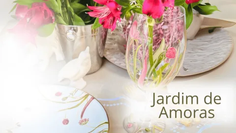 Peças pintadas com amoras e folhagem