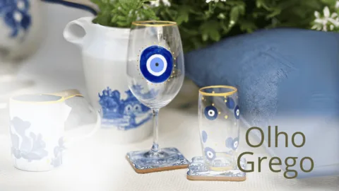 Taça pintada com olho grego em azul