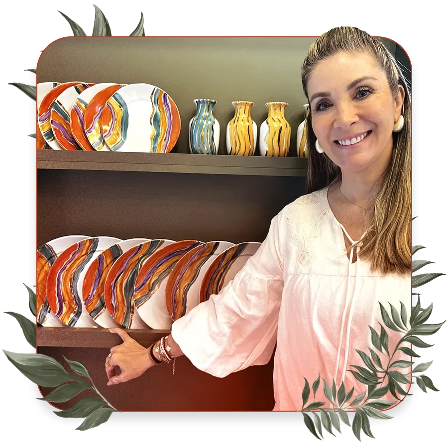 Priscilla Ferraz pintando uma peça no ateliê