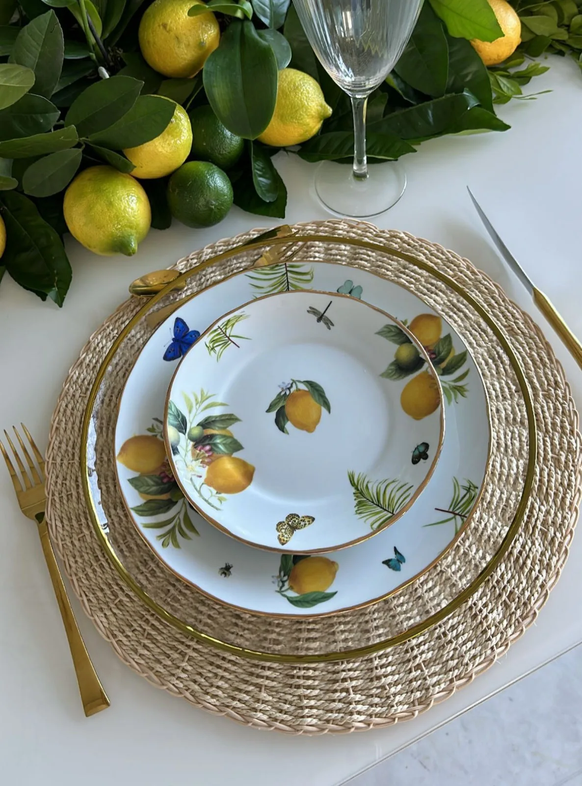Mesa posta com pratos da coleção Limões Sicilianos pintados à mão