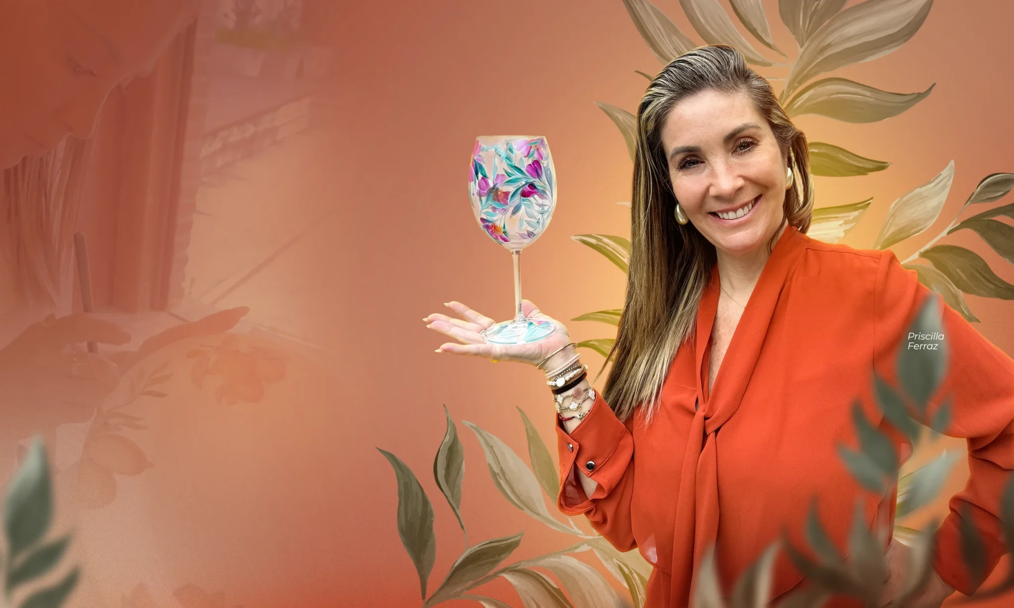 Priscilla Ferraz segurando uma taça pintada à mão